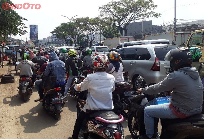 Kondisi jalan yang macet dan stop and go membuat kampas rem cepat habis