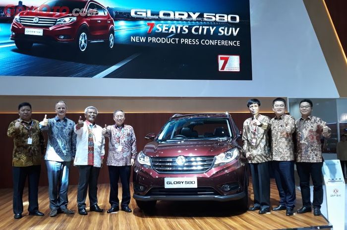 Alexander Barus CO CEO  PT Sokonindo Automobile bersama para petinggi DFSK meresmikan Glory 580 di K
