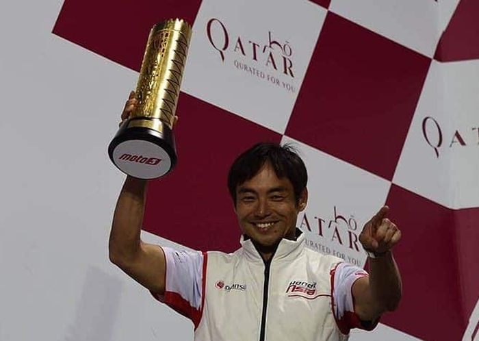 Hiroshi Aoyama memegang trofi tim pemenang Moto3 Qatar 2019