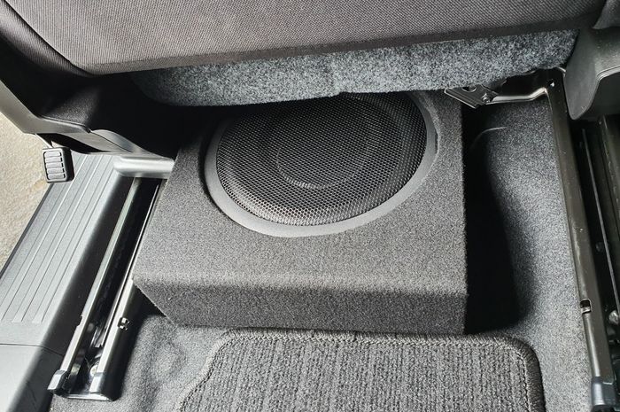 Cara pasang subwoofer untuk upgrade audio di mobil bekas tanpa bikin aki tekor.