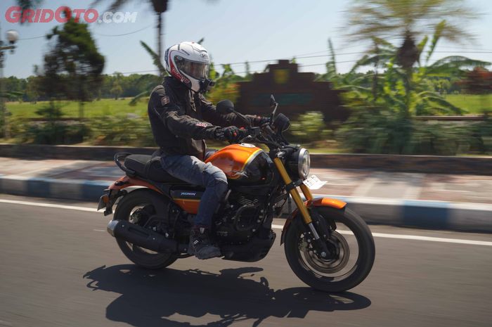 Kenyamanan saat dipakai berkendara jadi salah satu nilai lebih TVS Ronin
