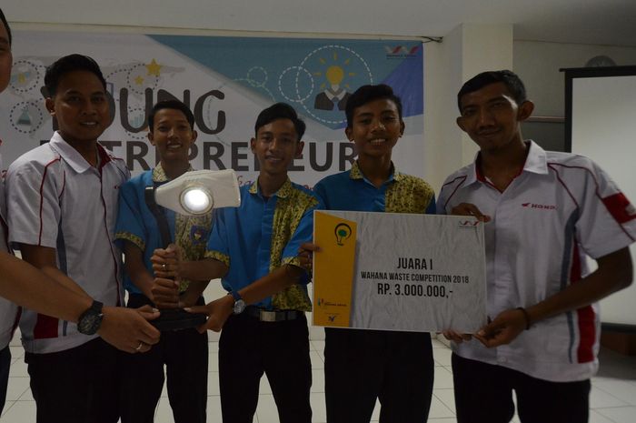 Lampu Solar Cell buatan SMK Jaya Buana yang disumbangkan untuk korban bencana di Sulawesi Tengah
