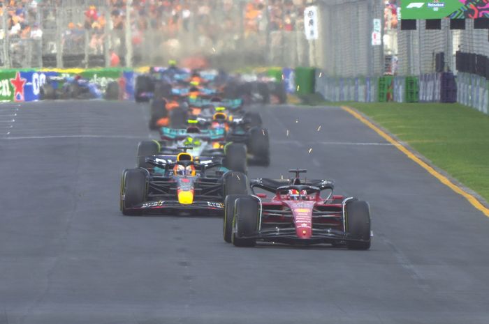 Charles Leclerc berhasil mengatasi tekanan dari Max Verstappen pada lap-lap awal balap F1 Australia 2022