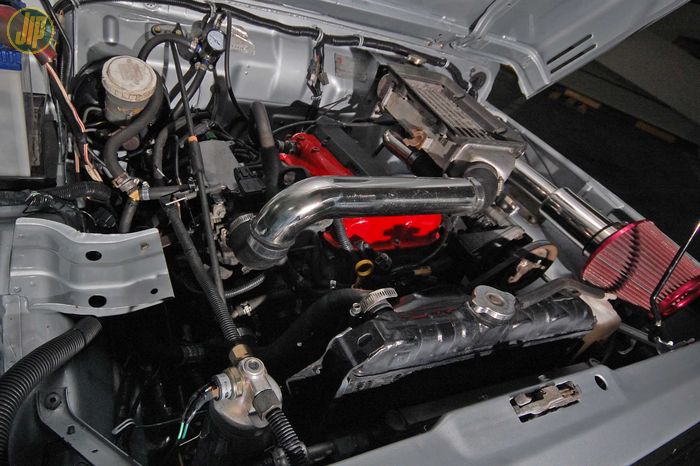 Suzuki Jimny ini tambah bertenaga setelah dipasangi mesin K6 3 silinder 660 cc Turbo Intercooler. 