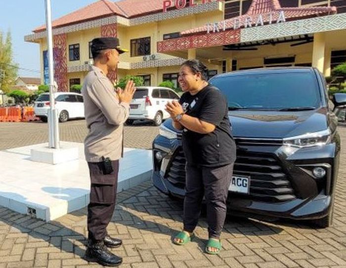 Wakapolres Situbondo, Kompol I Made Prawira Wibowo saat serahkan Toyota Avanza milik rental asal Bali yang dilarikan ke Situbondo