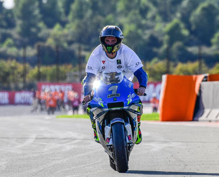 Nomor 1 yang memang spesial dan khusus boleh dipakai oleh juara dunia MotoGP sebagaimana Joan Mir juara dunia MotoGP tahun lalu