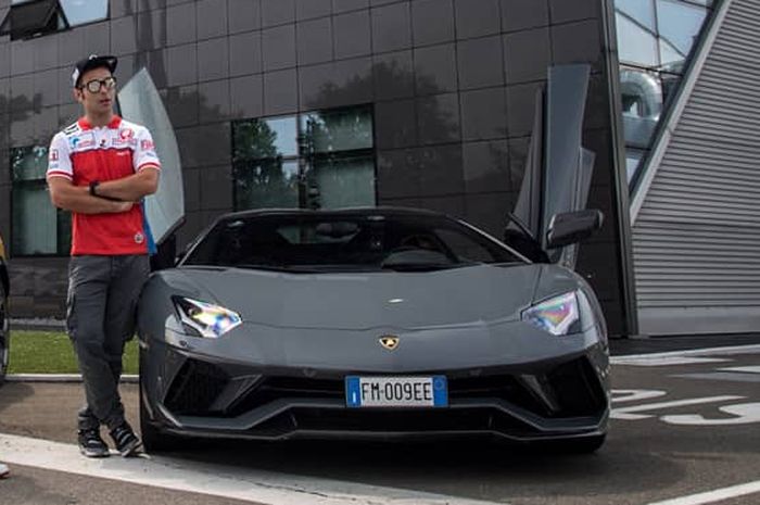  Danilo Petrucci diantara dua mobil Lamborghini