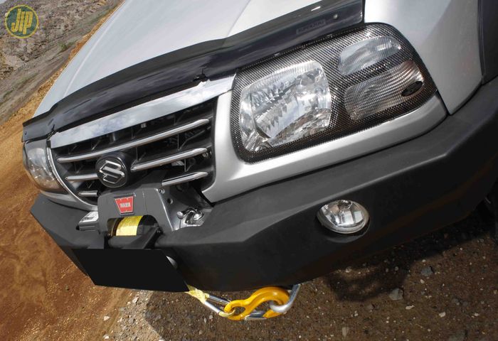 Bemper depan Suzuki Grand Escudo XL-7 ini diganti custom sekaligus dipasangi winch elektrik. 