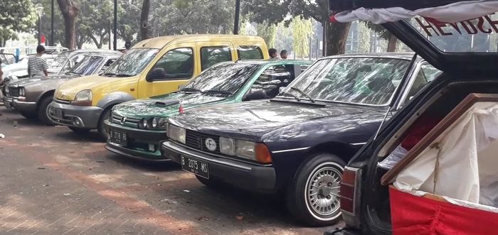 Ilustrasi Parkir Di Luar