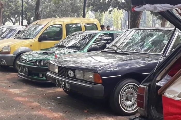 Ilustrasi Parkir Di Luar