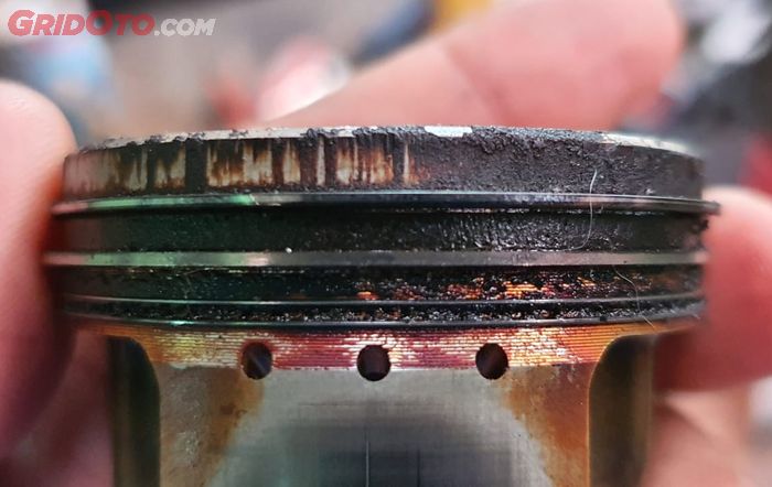 Ilustrasi Ring piston yang macet penyebab hilangnya kompresi mesin atau loss kompresi 