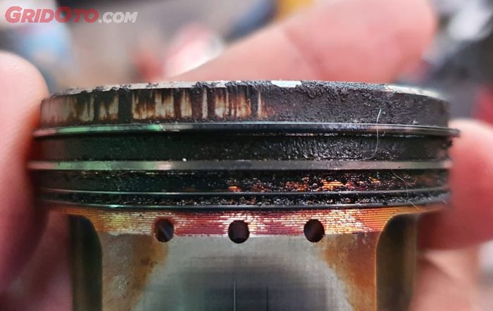 Ilustrasi Ring piston yang macet penyebab hilangnya kompresi mesin atau loss kompresi 