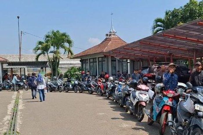 Antrean pembayaran pajak kendaraan di Soreang, Bandung