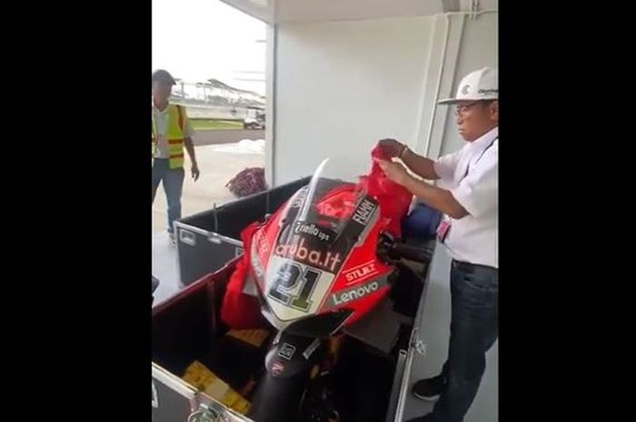 Kegaduhan sempat terjadu karena geger motor tim Aruba.it-Racing-Ducati di-unboxing sembarangan jelang WorldSBK Indonesia 2021. Ternyata faktanya seperti ini