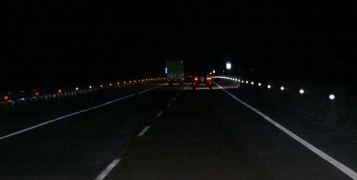 Ilustrasi Tol Trans Jawa yang gelap saat malam hari