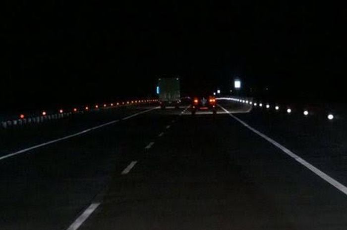 Ilustrasi Tol Trans Jawa yang gelap saat malam hari