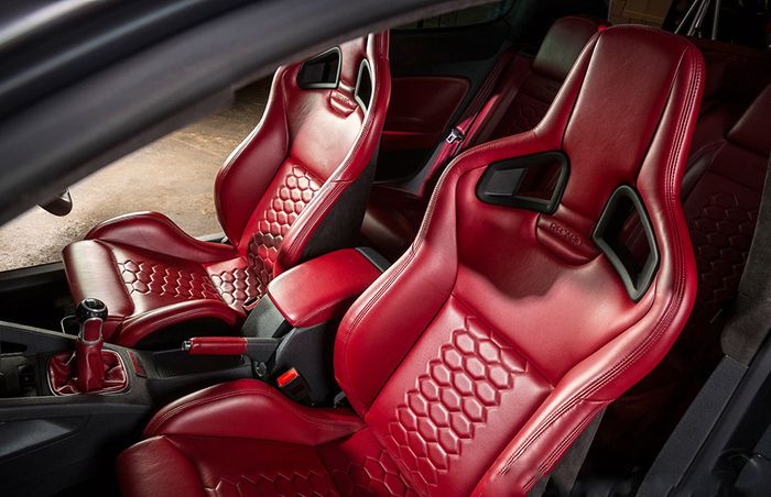 Jok VW Golf GTI diganti bucket seat menggunakan lansiran Recaro CS