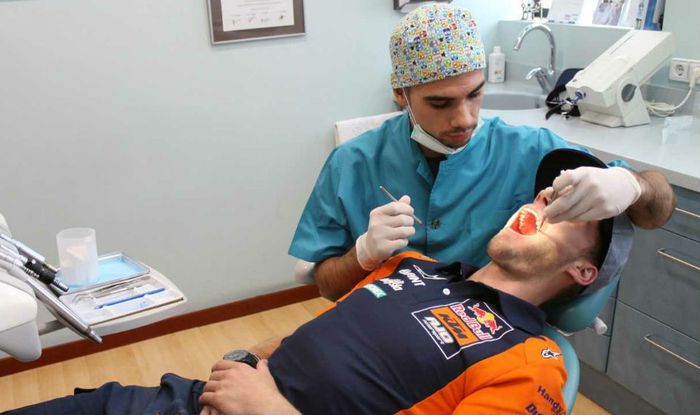 Miguel Oliveira cek gigi rekan setim Danny Kent