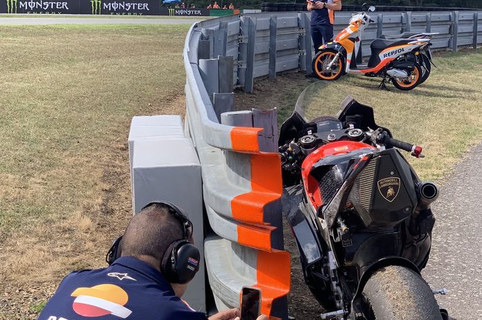 Kru Repsol Honda mengambil foto motor Ducati yang terparkir usai crash di FP1 MotoGP Ceko