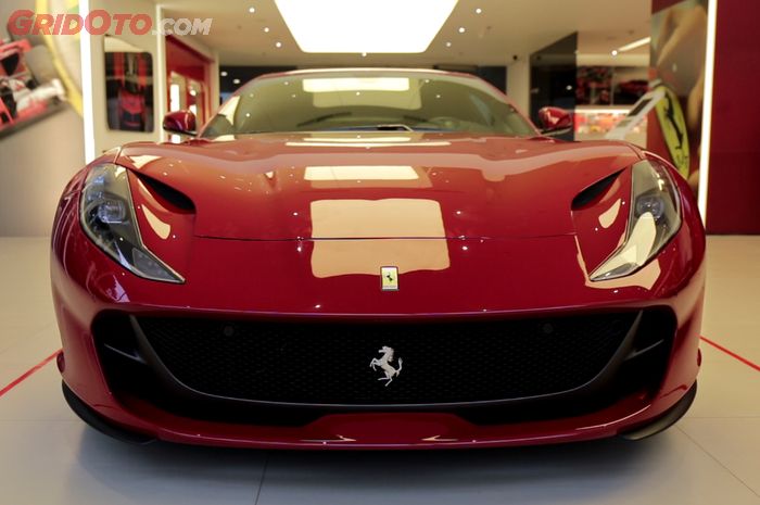 Tampilan depan Ferrari 812 Superfast mirip F12 Berlinetta