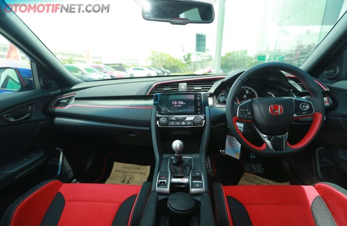 Kabin Honda Civic Type R 2017. Tuas transmisi bulat, enak digenggam