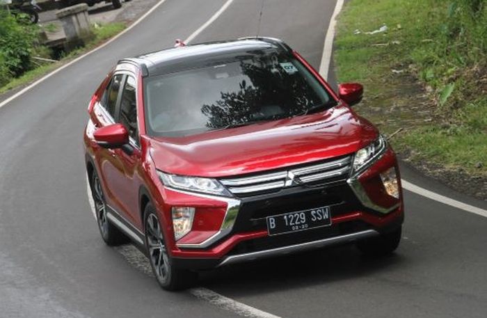 Mitsubishi Eclipse Cross saat diajak bermanuver di tikungan.