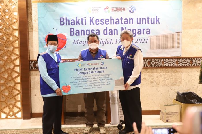Penyerahan secara simbolis donasi alat kesehatan untuk Masjid Istiqlal