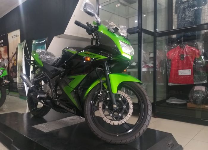 Kawasaki Ninja 150 RR kondisi new old stock (NOS) di dealer Kawasaki Kalimalang, Jakarta Timur