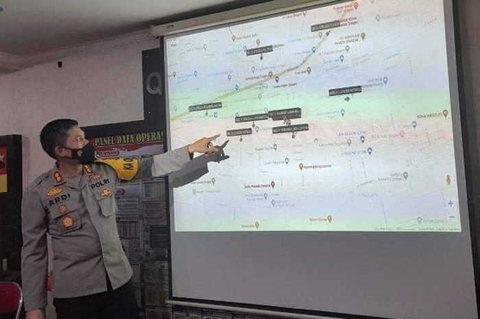 Kapolres Sragen AKBP Yuswanto Ardi saat menunjukkan cara kerja GPS untuk memantau anggota. 