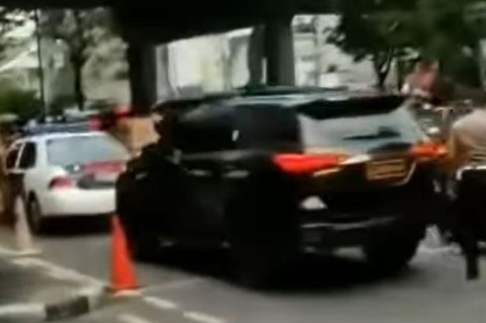 Toyota Fortuner berpelat dinas Polri 3213-15 dicegat Polisi betulan, sopir betubuh gemuk diciduk 