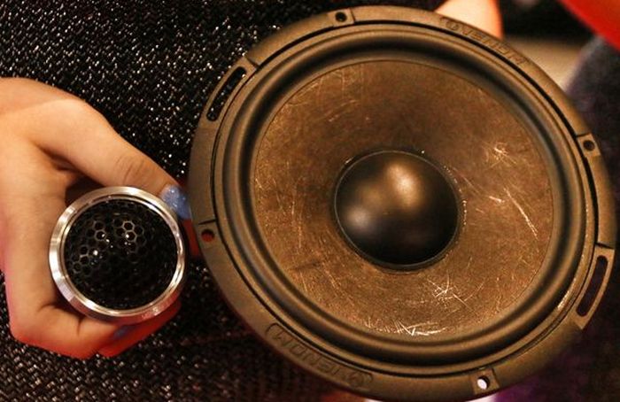 Tweeter 3way dan speaker split dalam kondisi belum terpasang