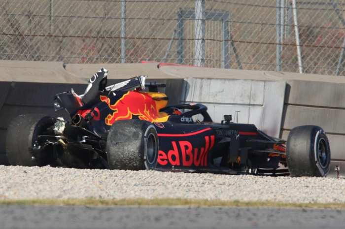 Pembalap Red Bull Racing, Pierre Gasly, mengalami crash parah pada tes pramusim F1 Barcelona ke-2