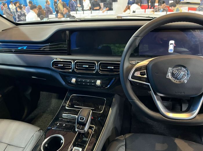 Model eTUNLAND hadir sebagai kendaraan multifungsi yang dirancang untuk kebutuhan operasional bisnis, khususnya di segmen double cabin.