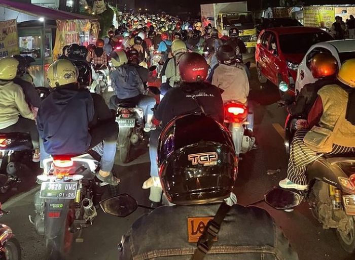 Saat jalanan macet sebenarnya mesin motor masih menyala walaupun jarak atau Kilometer yang ditempuh sedikit.