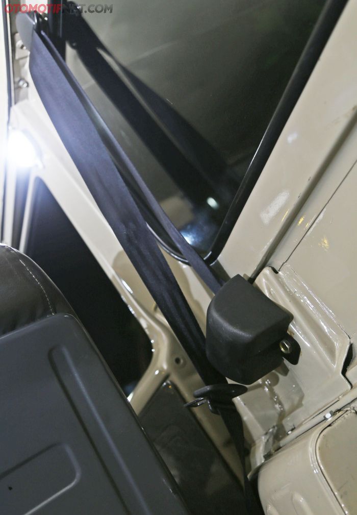 Sudah mengadopsi safety belt di pilar B. 