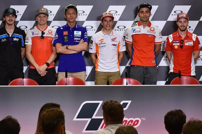 Valentino Rossi berdiri sebelah kanan Marc Marquez di jumpa pers jelas MotoGP Italia, konflik keduanya belum seleasi
