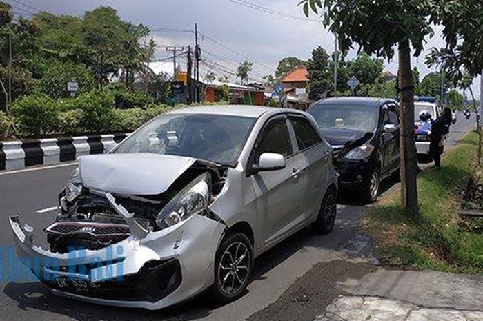 Tabrakan beruntun KIA Picanto, Toyota Avanza, dan pikap di By Pass Ngurah Rai Bali