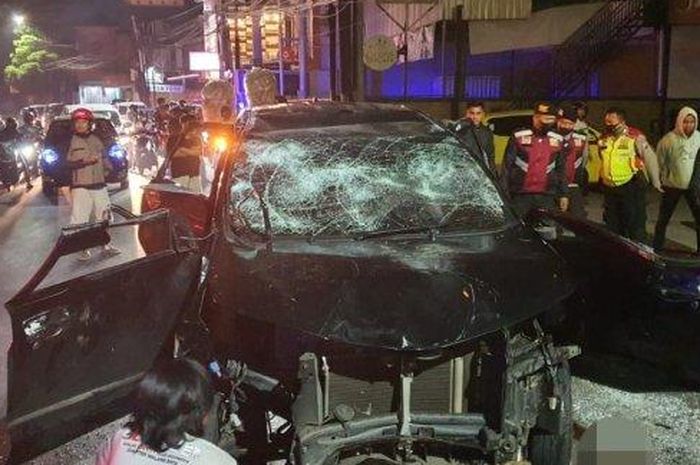 Toyota Avanza di Malang hancur diamuk massa, jadi pelaku tabrak lari motor Honda CB. Motor hingga nyangkut di kolong mobil.