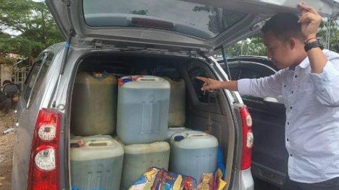 Penimbun BBM Pertalite di Jambi ditangkap Polisi. Sering jual ke warung-warung Rp 380 ribu per galon.