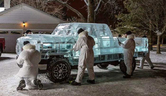Para kru Canadian Tire mulai merangkai es seperti body Chevy Silverado