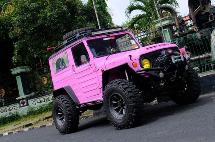Suzuki Jimny Jangkrik Off-Road Warna Pink Ini Punya Spek Gahar