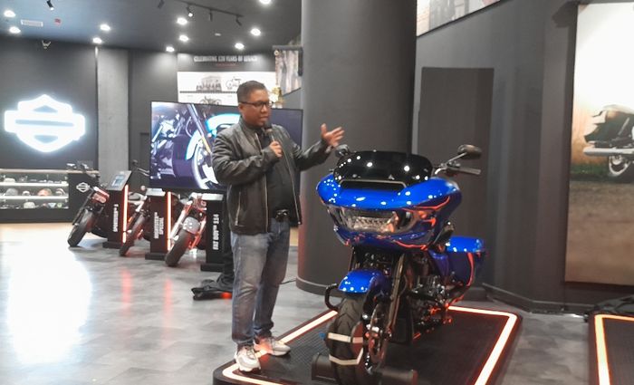 Irvino Edwardly selaku Sales &amp; Marketing Director JLM Auto Indonesia perkenalkan peluncuran 5 unit Harley Davidson