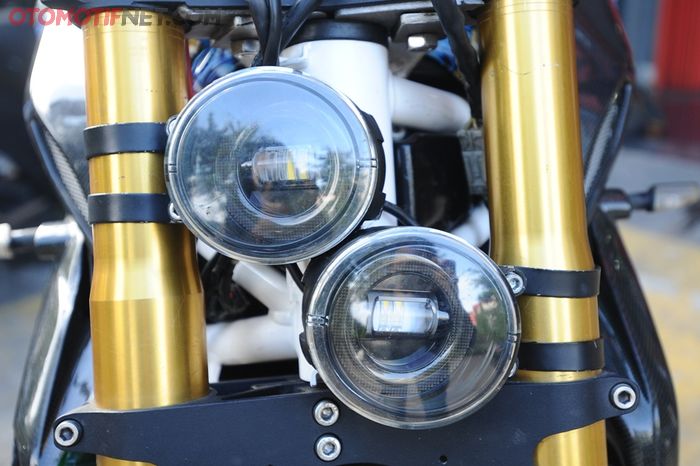 Headlamp diganti LED aftermarket dengan ukuran lebih kecil