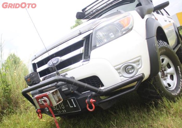 Tak ketinggalan aplikasi bullbar dan dilengkapi winch untuk kondisi darurat