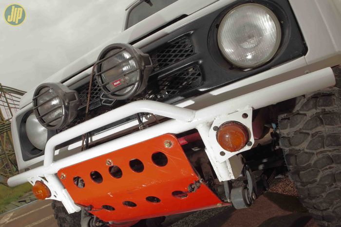Bumper Suzuki Katana ini dibuat custom dari bahan pipa ditambahi lampu tambahan keluaran Warn. 