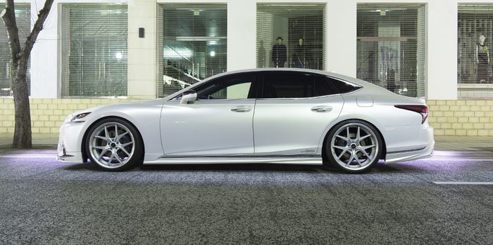 Lexus LS 500h pakai body kit Wald