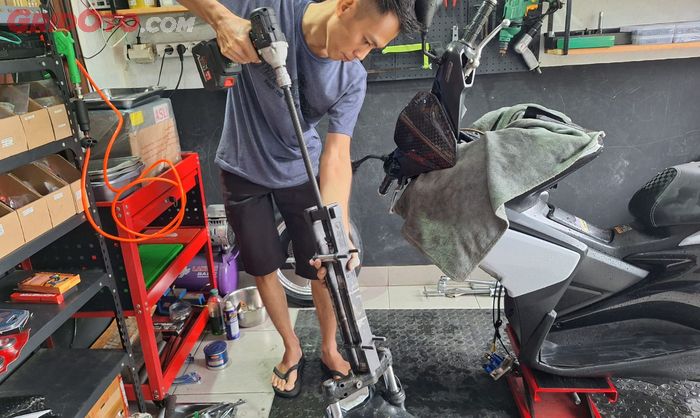 Alat-alat yang dipakai Teguh di bengkel terinspirasi dari bengkel spesialis komstir di Thailand
