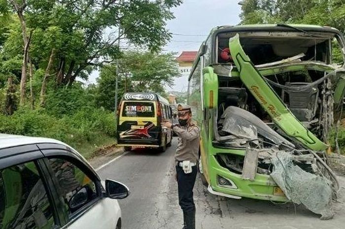 Kondisi Bus PO Gunung Harta hancur terbelah di bodi depan kiri usai menumbuk truk di kota Pamekasan, Madura, Jawa Timur