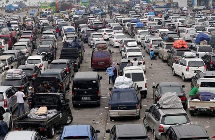 Ilustrasi kemacetan di Pelabuhan Merak Banten Saat Menunggu Kapal