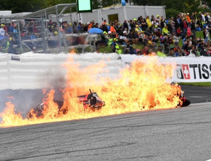 Motor Lorenzo Savadori menghantam motor Dani Pedrosa dan kemudian terbakar